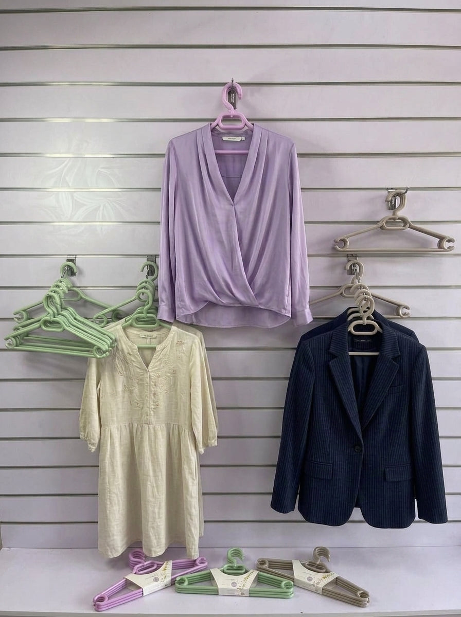 Plastic Clothes Hangers (5pcs)